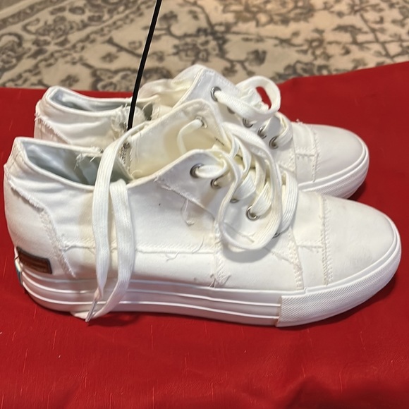 jenn aador Shoes - Jenn Aador woman’s canvas lace up tennis shoes. Has side zip    Off White